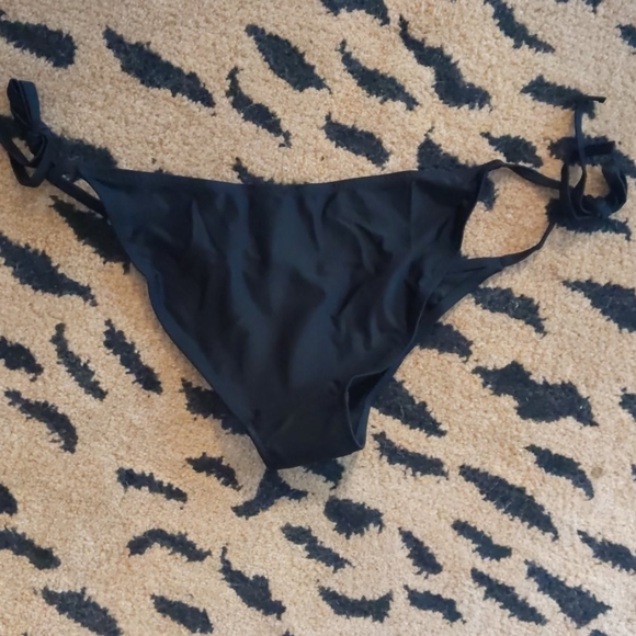 Black Swimsuit with 'No-Nips' pad inserts - Picture 5 of 6